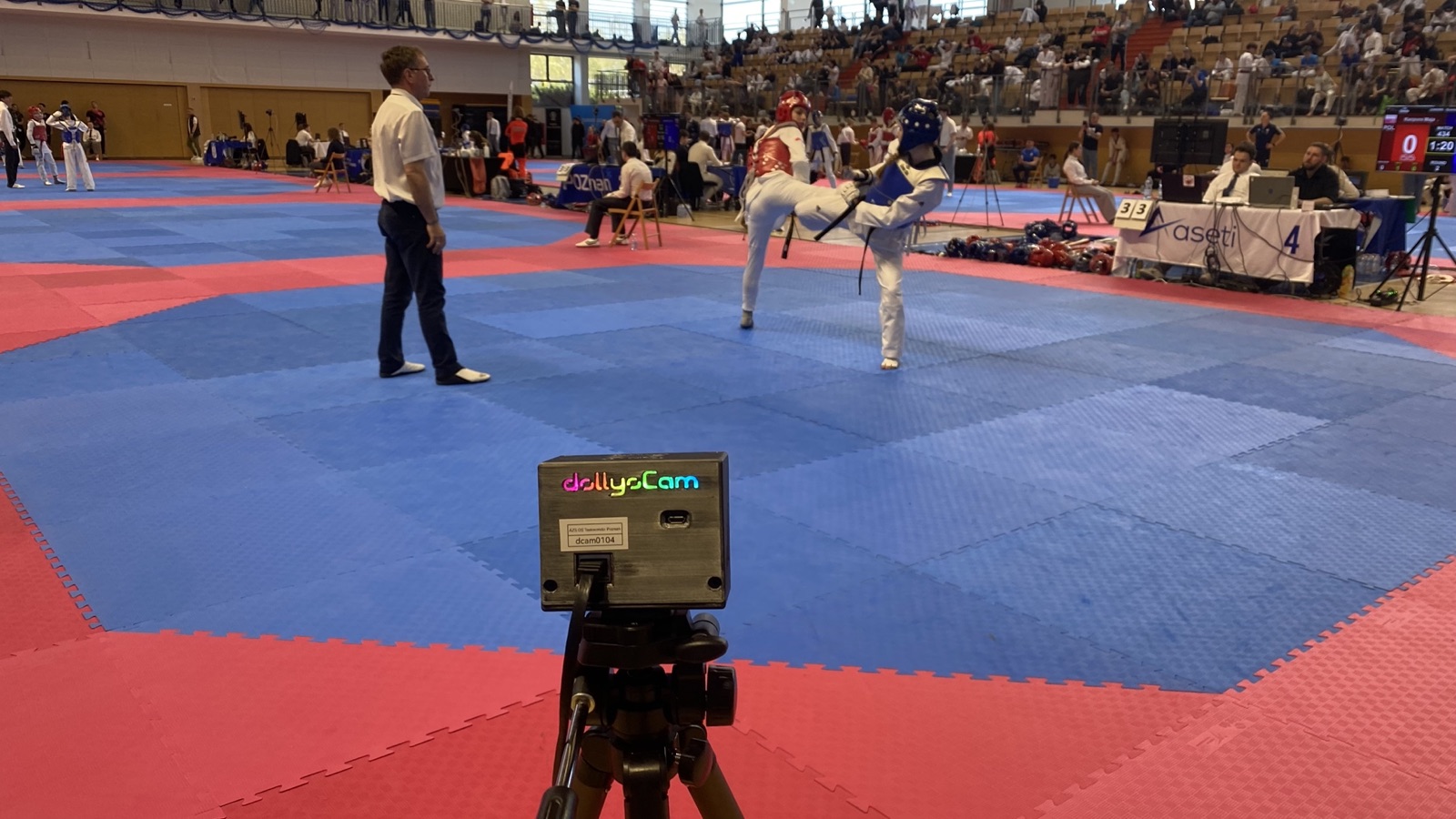 A dollyoCam streams the fight; the scores land straight on the video
